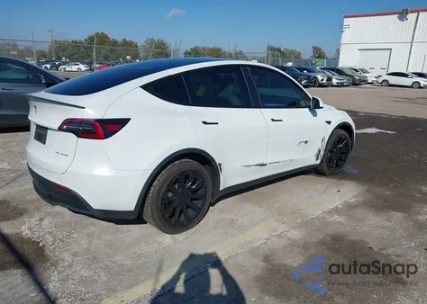 2023 Tesla Model Y Awd/Long Range Dual Motor All-Wheel Drive z USA, uszkodzony, nr VIN 7SAYGDEE7PA105947